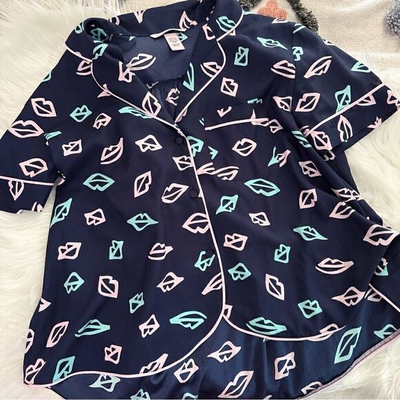 ᴇᴜᴄ ᴠꜱ ʟɪᴘꜱ ᴍᴏᴛɪꜰ ʙᴜᴛᴛᴏɴ ᴅᴏᴡɴ ꜱʟᴇᴇᴘ ꜱʜɪʀᴛ - Picture 6 of 16